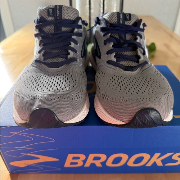 Brooks Beast 2.0 Men's Gray Running Shoes - Picture 7 of 8
